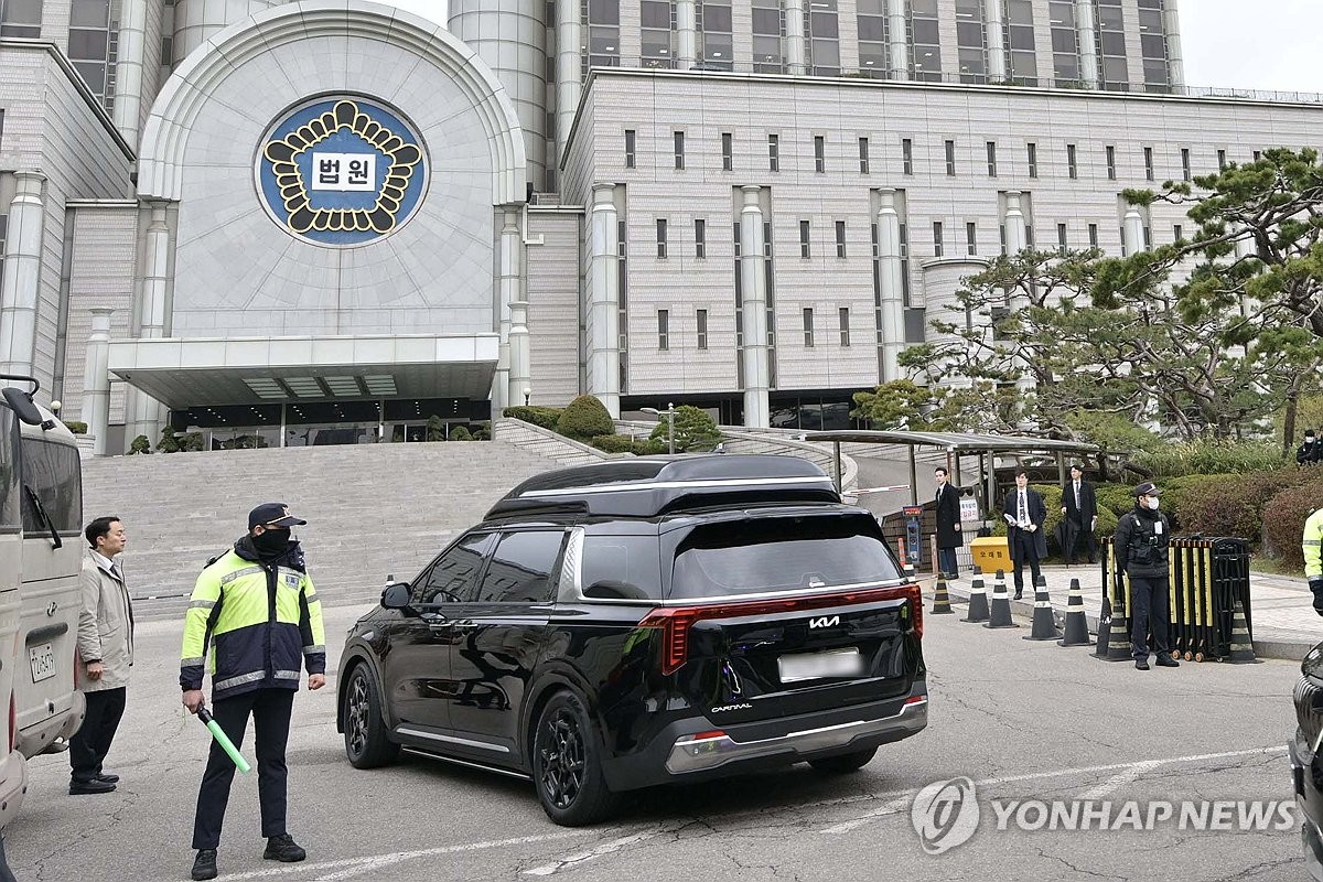 법원 들어선 윤석열 전 대통령 차량