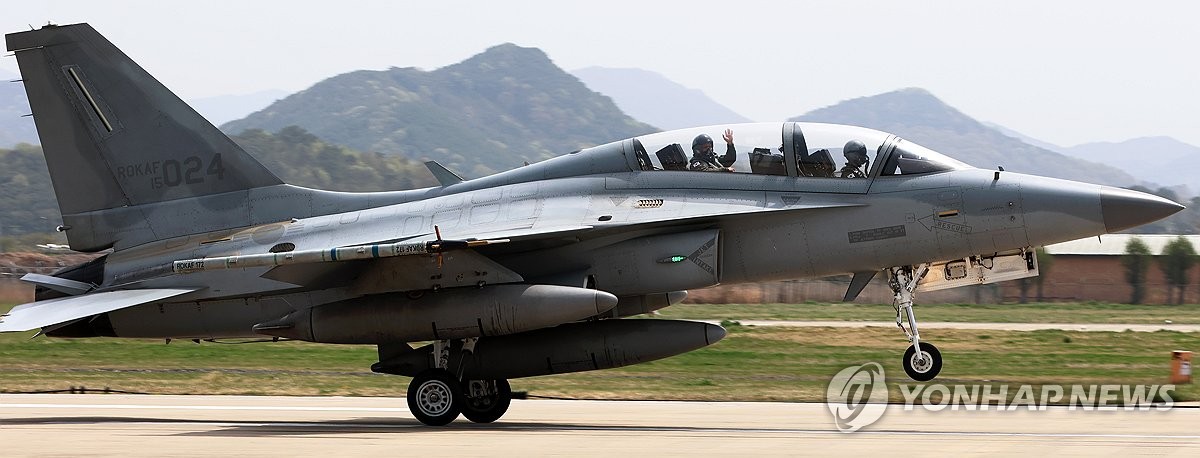 공중훈련 마친 한국 공군 조종사