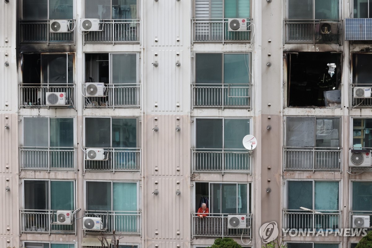 マンション火災で１人死亡　放火か