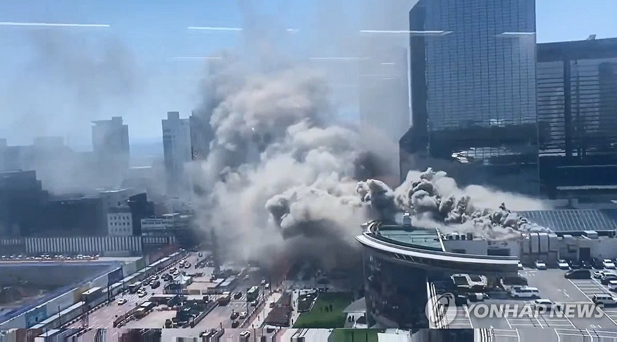 Smoke billows from the COEX exhibition center in Seoul on April 25, 2025, after a fire broke out at a restaurant inside the center, in this provided photo. (PHOTO NOT FOR SALE) (Yonhap)