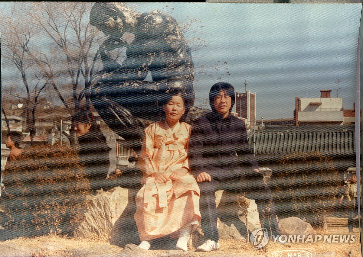 1982 ߾Ӵ нĿ Ӵ (ͺ) ȣ   Կ ϴ   . [   . Ǹ  DB ] photo@yna.co.kr
