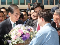 El ex primer ministro Han Duck-soo declara su postulación presidencial