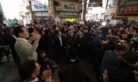 李, 민생행보 여론전…"2·3차 내란도 국민이 진압할 것"