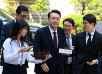 '내란혐의' 윤석열 첫 법원 공개출석…포토라인 말없이 통과