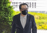 '통일교 선물' 샤넬백, 신발로 바꾼 정황…'신데렐라 수사' 되나