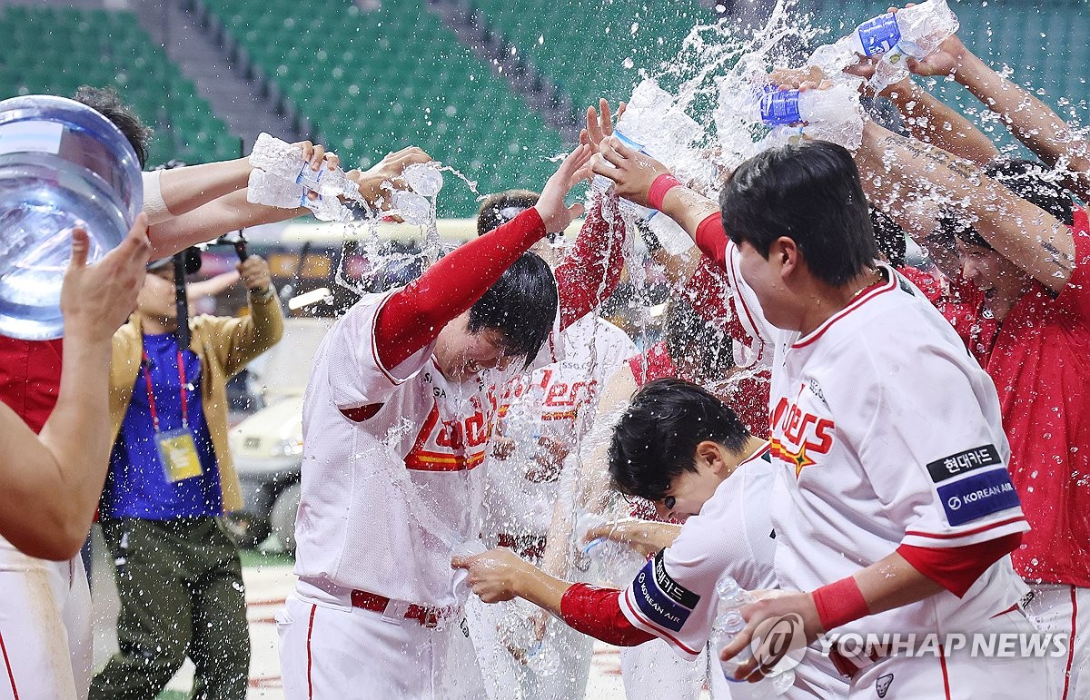 500홈런 달성, 축하 물세례 받는 최정