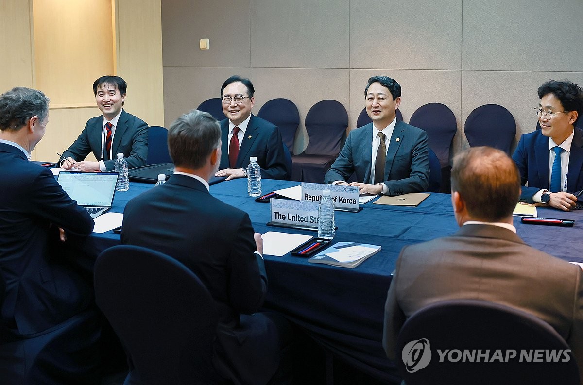 This photo provided by South Korea's Ministry of Trade, Industry and Energy shows Industry Minister Ahn Duk-geun (2nd from R) holding tariff discussions with U.S. Trade Representative Jamieson Greer at the International Convention Center on the southern Jeju Island on May 16, 2025. (PHOTO NOT FOR SALE) (Yonhap)