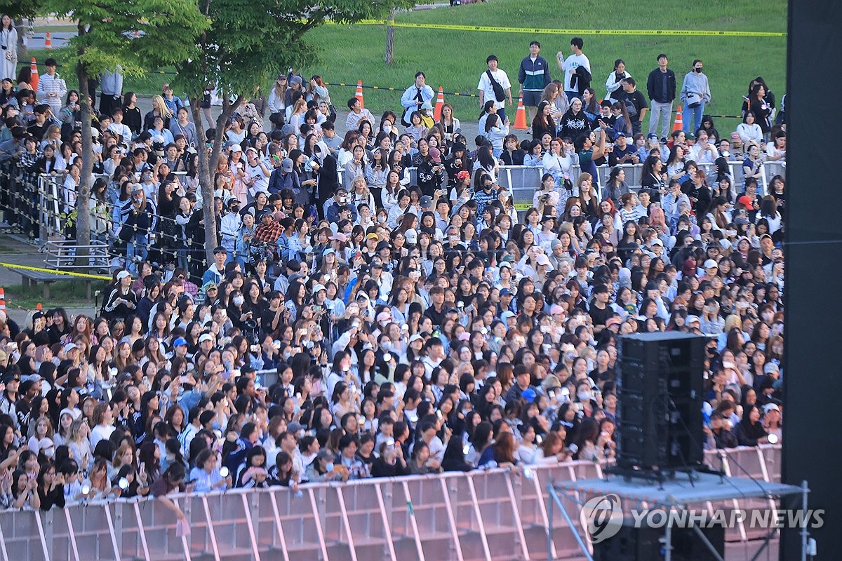 세븐틴 공연 즐기는 시민들