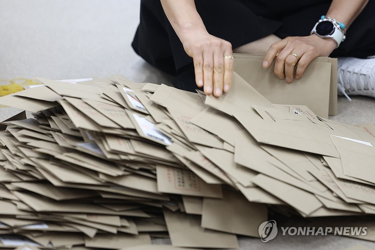 投票用紙の分類作業を行う選挙関係者＝３０日、ソウル（聯合ニュース）