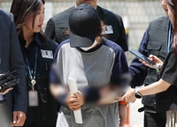 '대리투표' 선거사무원 구속심사 "순간 잘못 선택…남편은 몰라"
