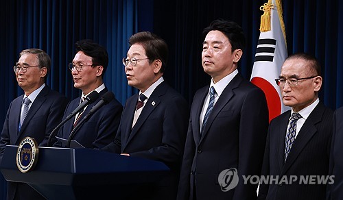  Lee nominates PM, spy chief on 1st day of taking office