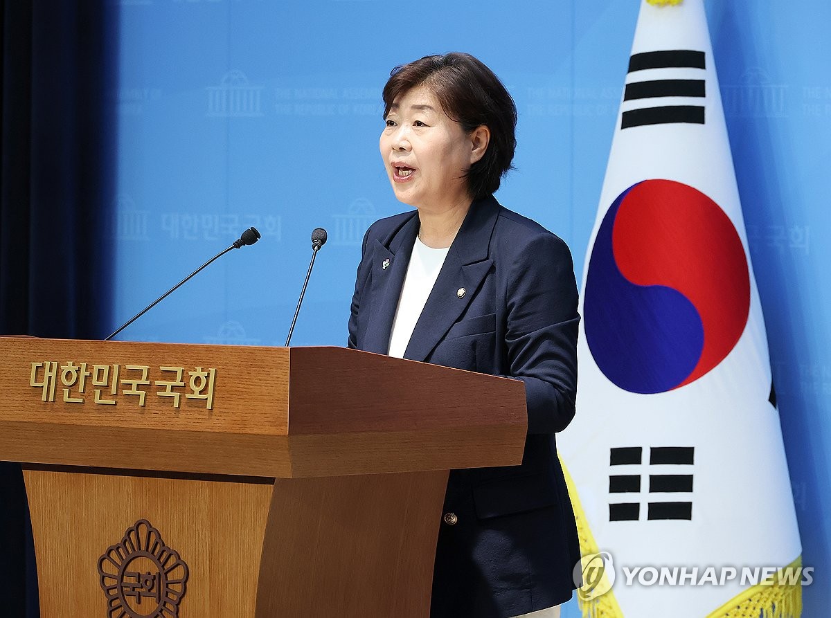 헌재 앞에서 서영교 의원에 욕설한 보수유튜버 검찰 송치