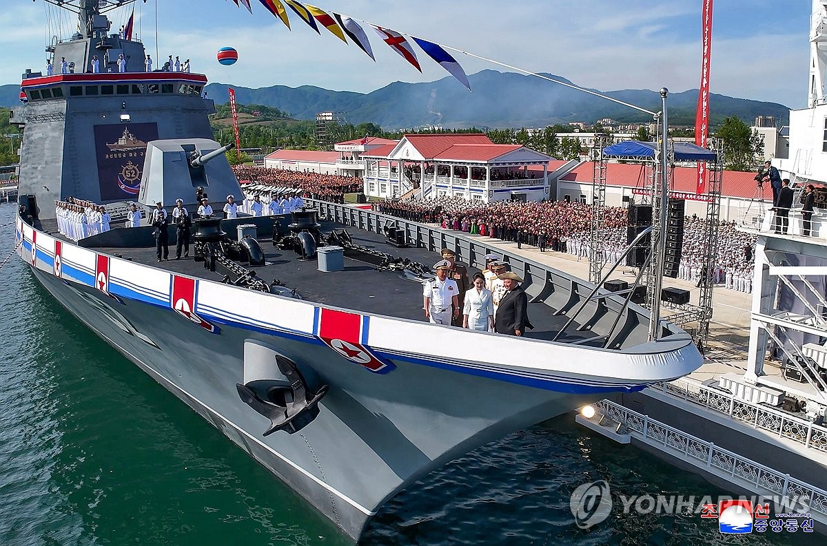 北구축함, 3주만에 물에서 건져 진수까지…자력 항해는 못해(종합)