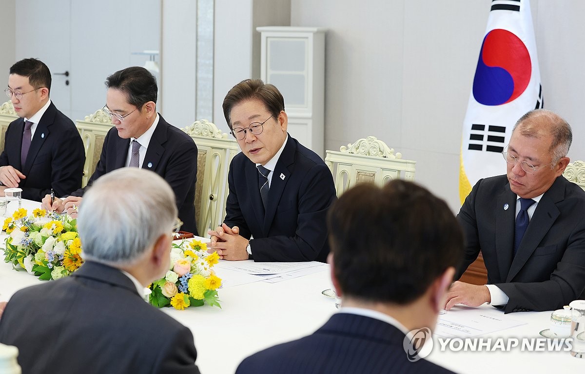 サムスン電子会長ら５大グループや経済団体のトップと会合する李大統領（中央、大統領室通信写真記者団）＝１３日、ソウル（聯合ニュース）