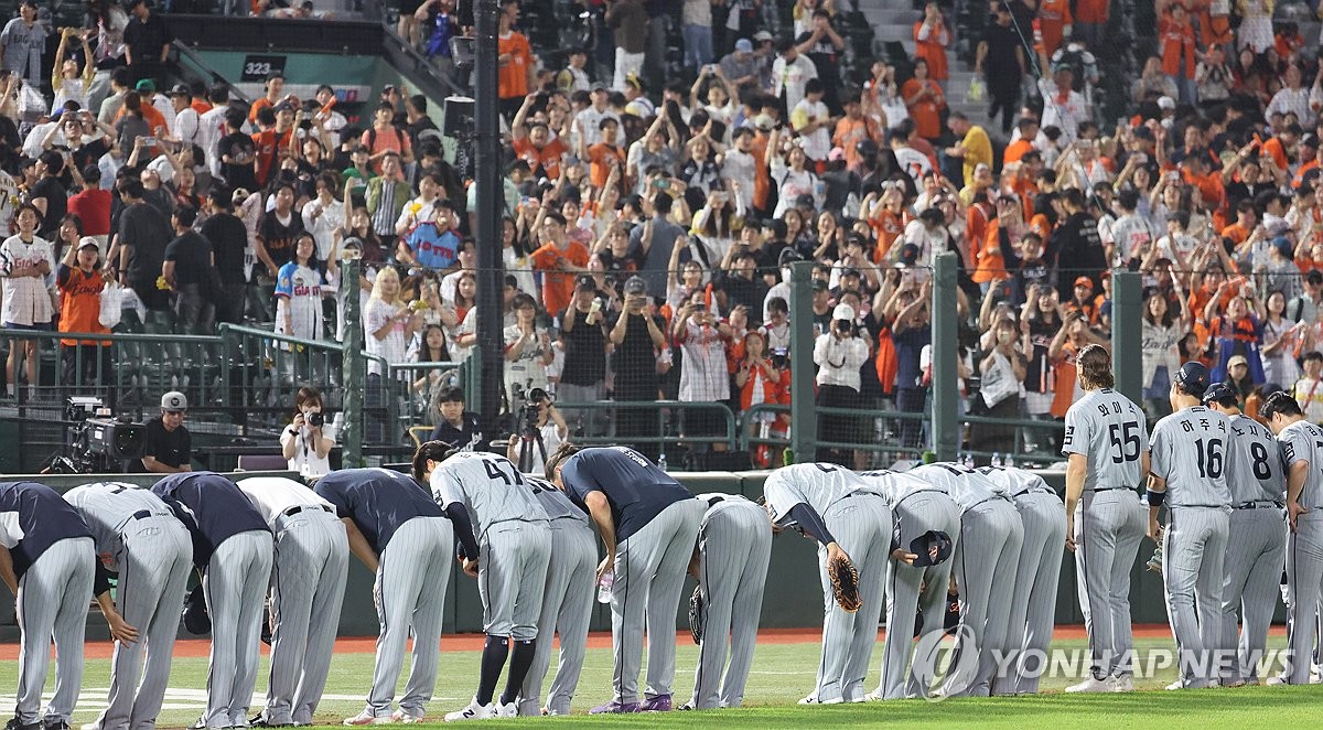 Hanwha Eagles players bow in front of their fans at Sajik Baseball Stadium in Busan, 320 kilometers southeast of Seoul, after defeating the Lotte Giants 6-0 in their Korea Baseball Organization regular-season game on June 17, 2025. (Yonhap)