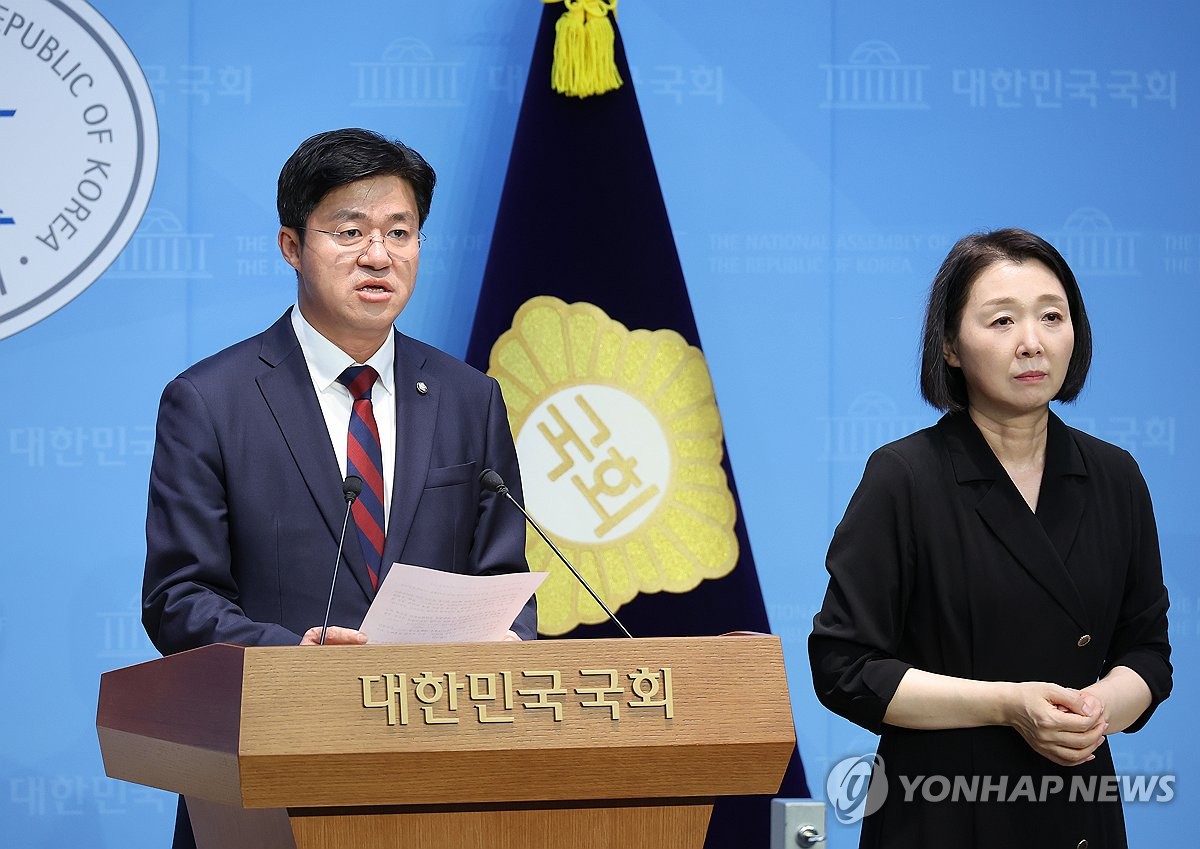 與 "尹 재구속, 정의 바로 세우기 위한 상식적 결정"