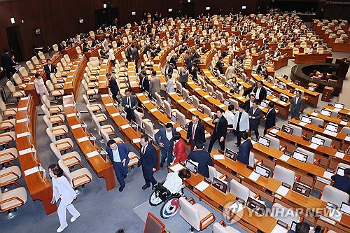 最大野党が国会本会議を退席