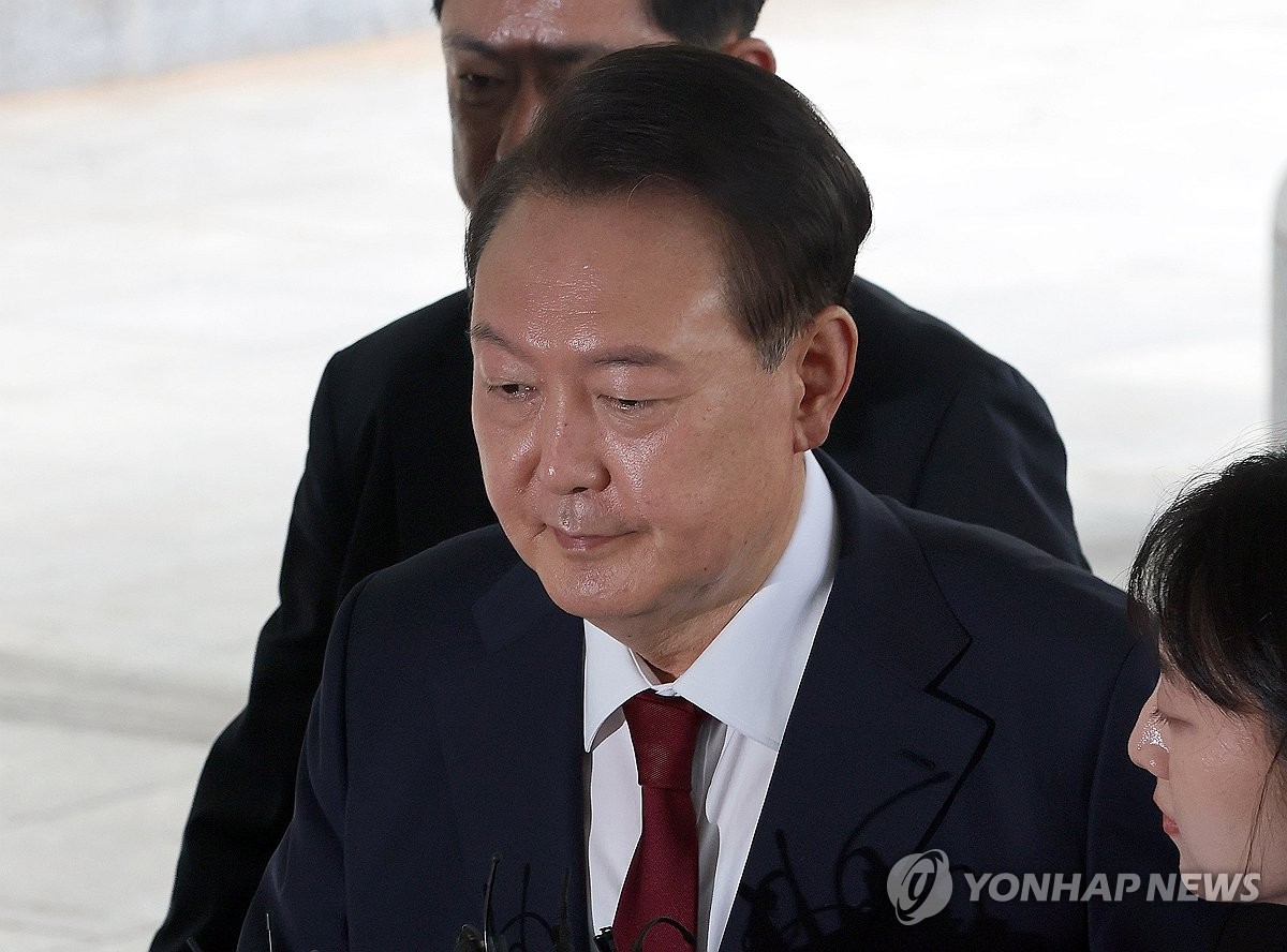 尹측 "특검 공개소환, 법적의무 위반…정치적 수사·여론…