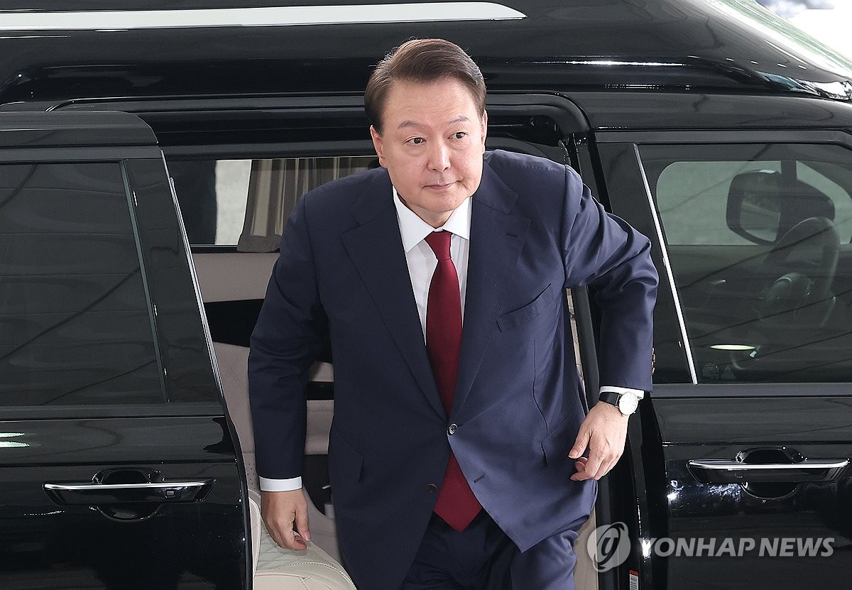 尹, 특검보와 10여분 면담후 조사…경찰 '체포저지'부…