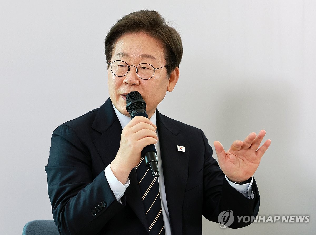李대통령 "문화는 투자…문화예술인 기본소득 도입 필요성"