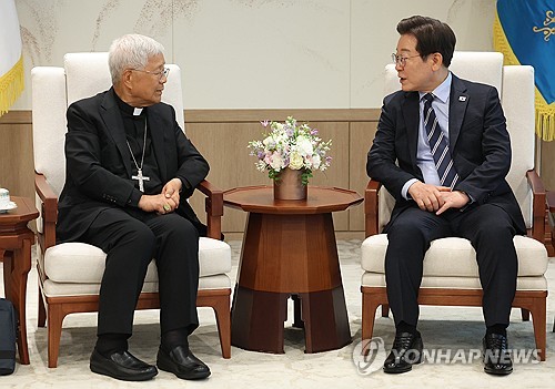 Lee se reúne con el cardenal Lazzaro You Heung-sik