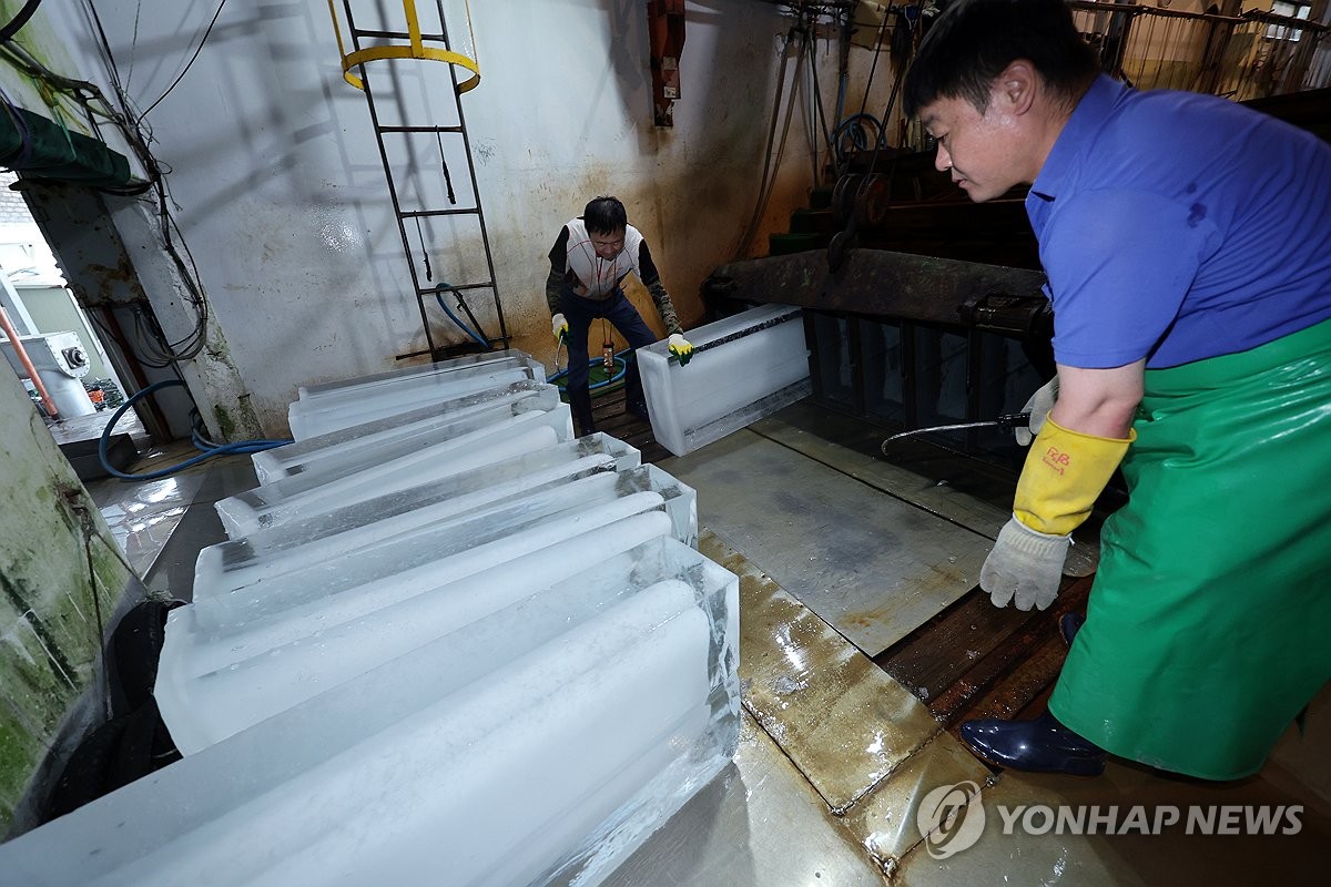 [르포] 가마솥더위에 얼음공장 주문 쇄도…작업자들 땀이 송골송골
