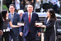 (LEAD) Ex-President Yoon in custody for 2nd time over Dec. martial law bid
