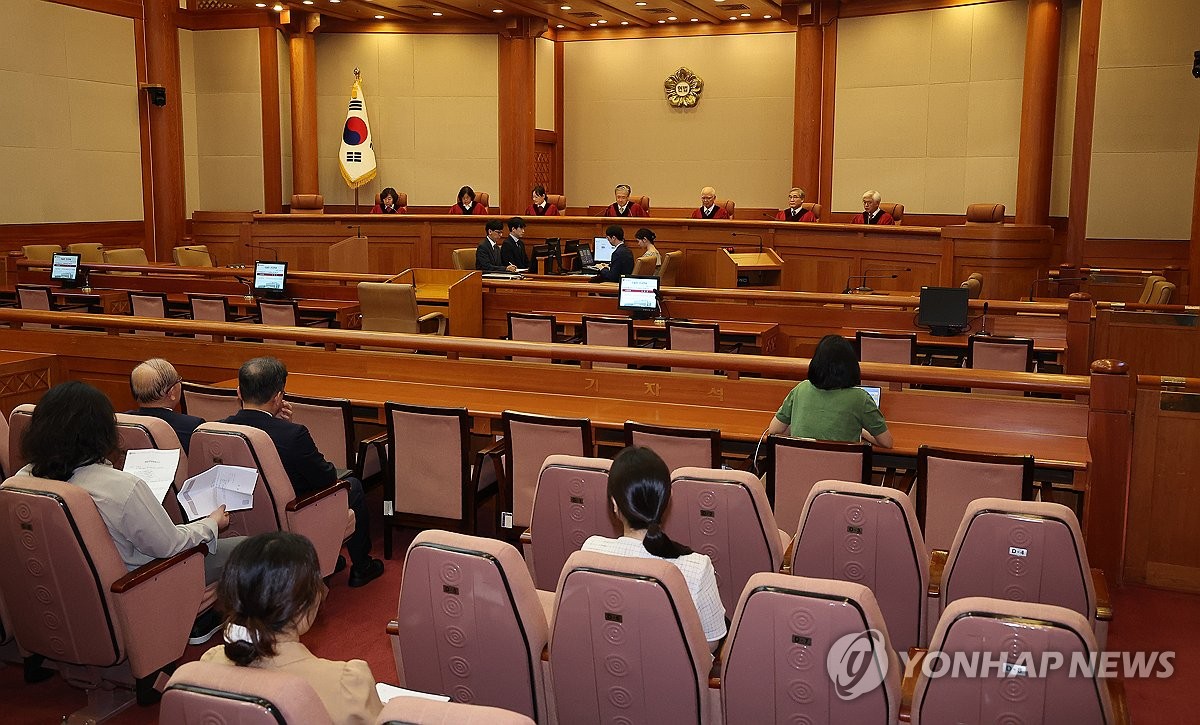 [속보] 헌재 "특정집단 이익 위해 판결문 등 전송…정치적 중립 위반"