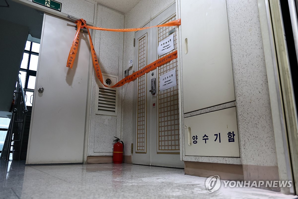 아들 총 쏘고 사제폭탄까지…이웃들 "집 밖 잘 안 나오던 사람"