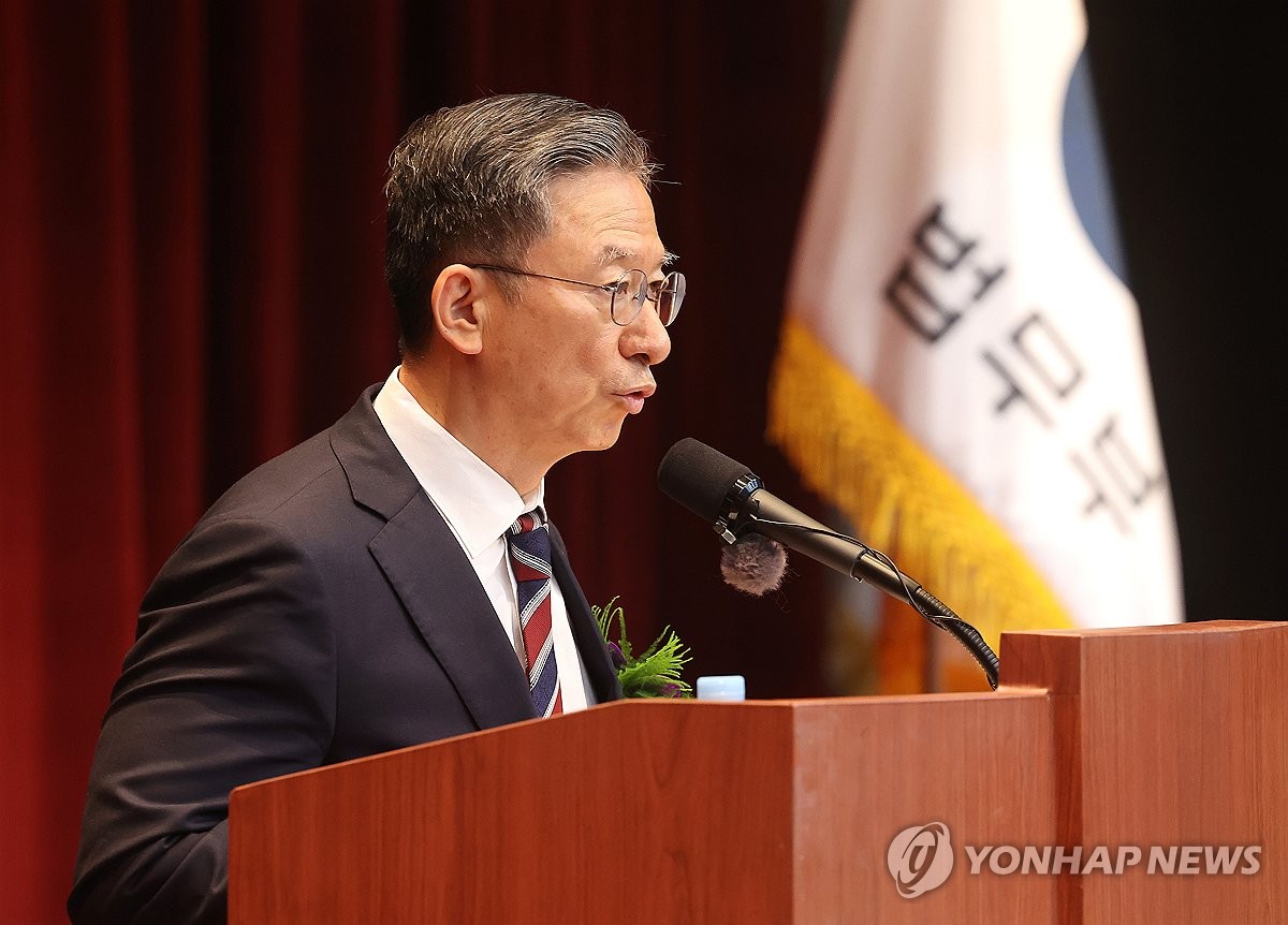 정성호 법무 '1호 지시'…李재판 논란 '직무대리 검사…