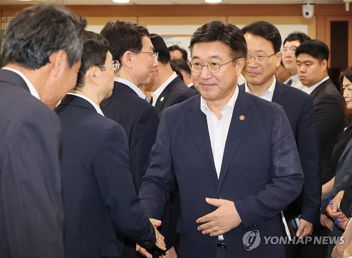 윤호중, 소비쿠폰 신청·사용 현장점검…"취약계층 배려" 당부