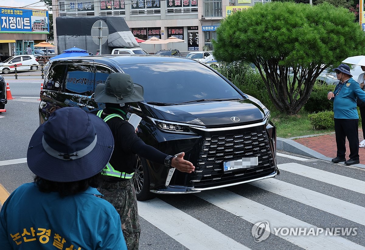 훈련소로 들어가는 차은우 차량 | 연합뉴스
