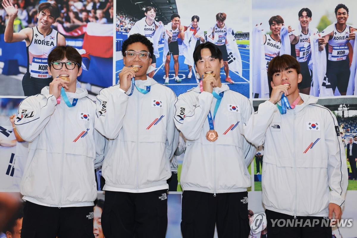 포즈 취하는 하계U대회 육상 남자 계주 400m 대표팀