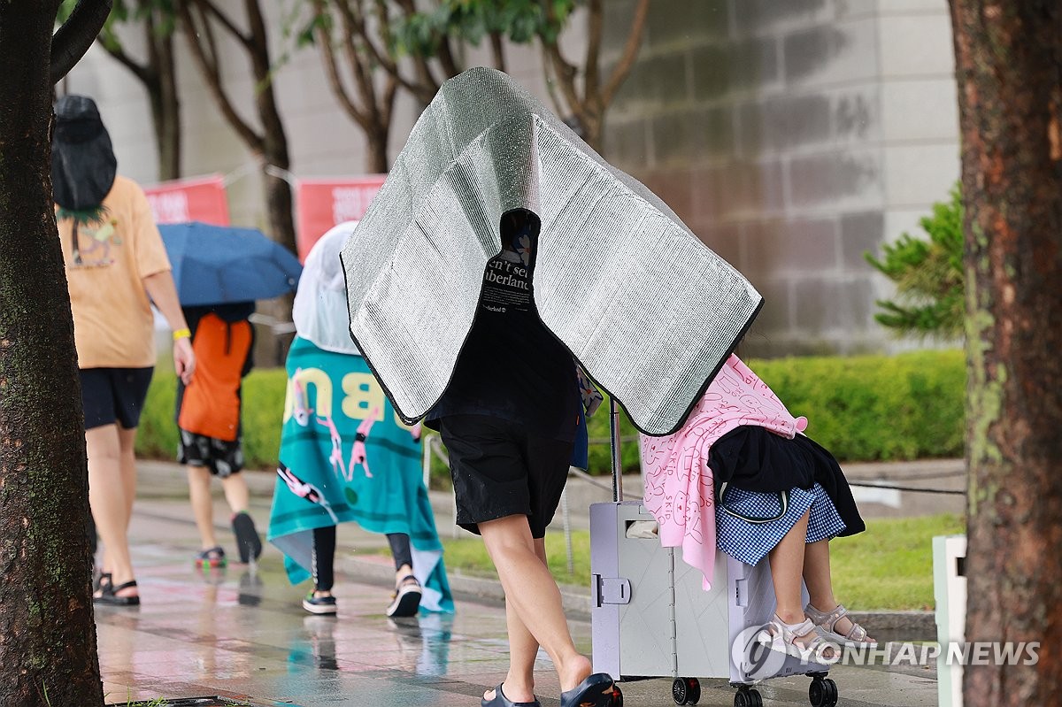 [날씨] 낮 최고 35도 무더위 계속…곳곳 소나기