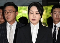 특검, 김건희 주식거래 추가녹취 제시…金 "주식 잘몰라" 반박