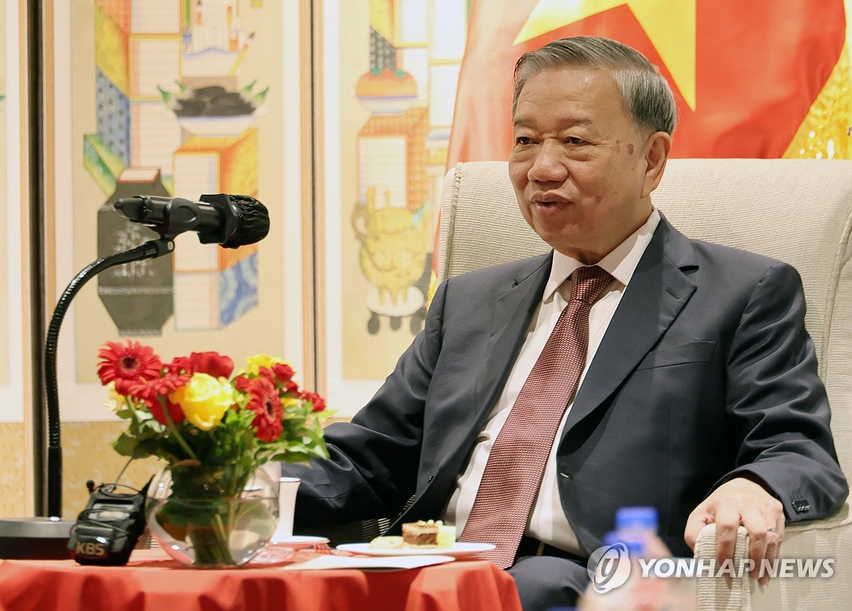 발언하는 또 럼 베트남 공산당 서기장