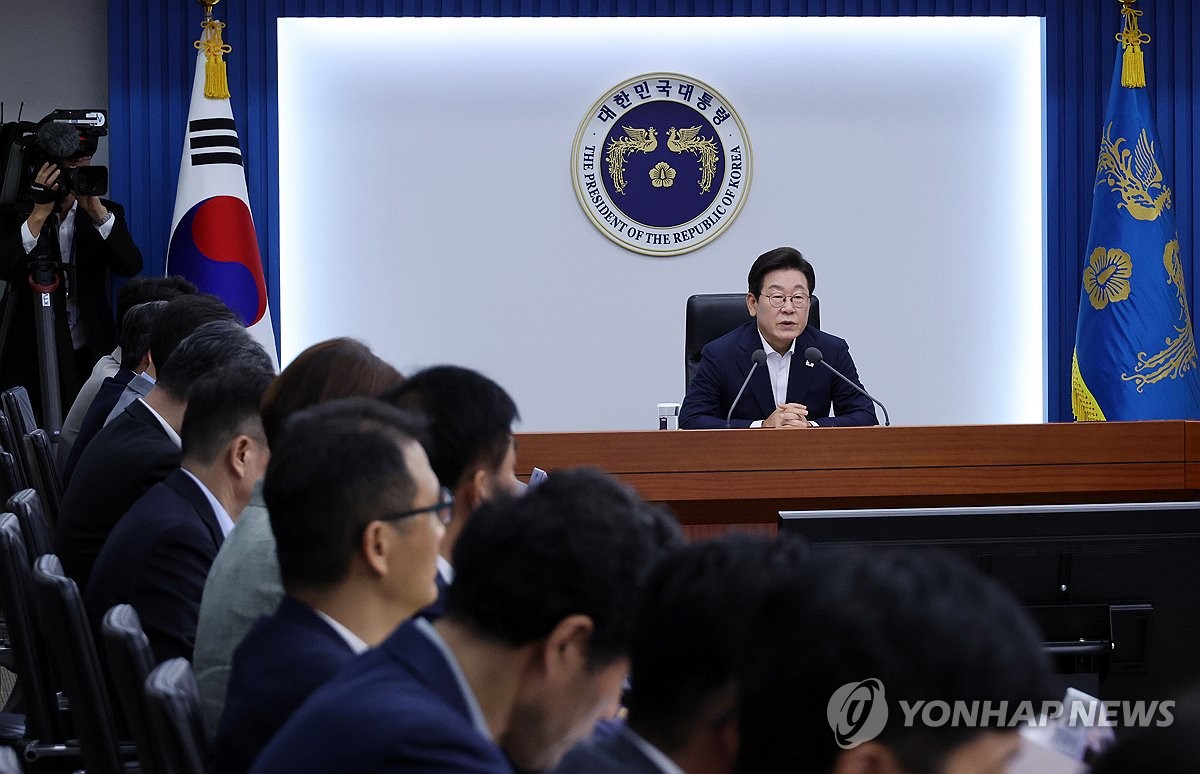 [속보] 李대통령 "온실가스 감축, 전기요금 오를 수밖에…이해 구해야"