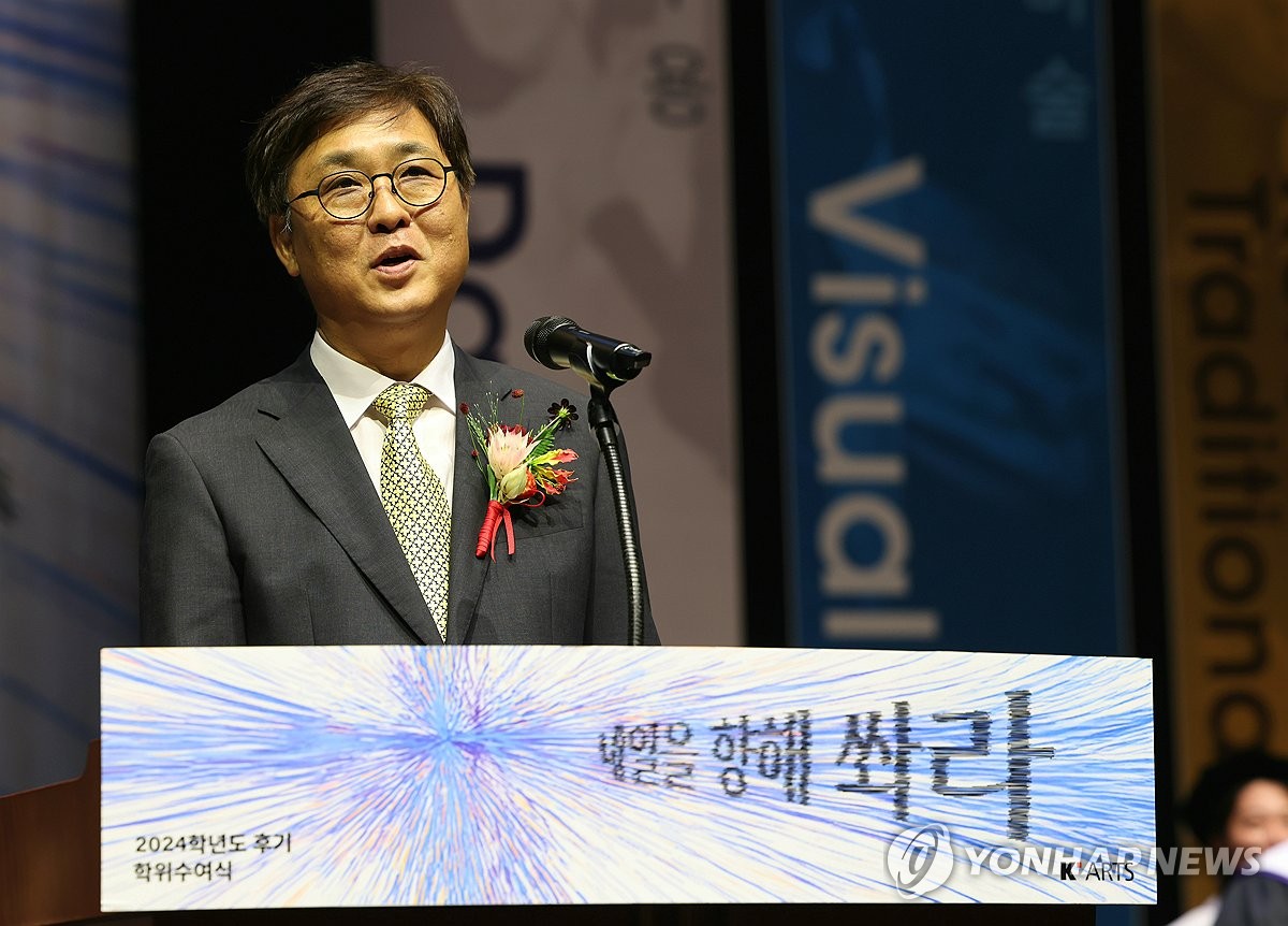 한예종 졸업식 찾은 최휘영 "청년 예술인 버팀목 되겠다"