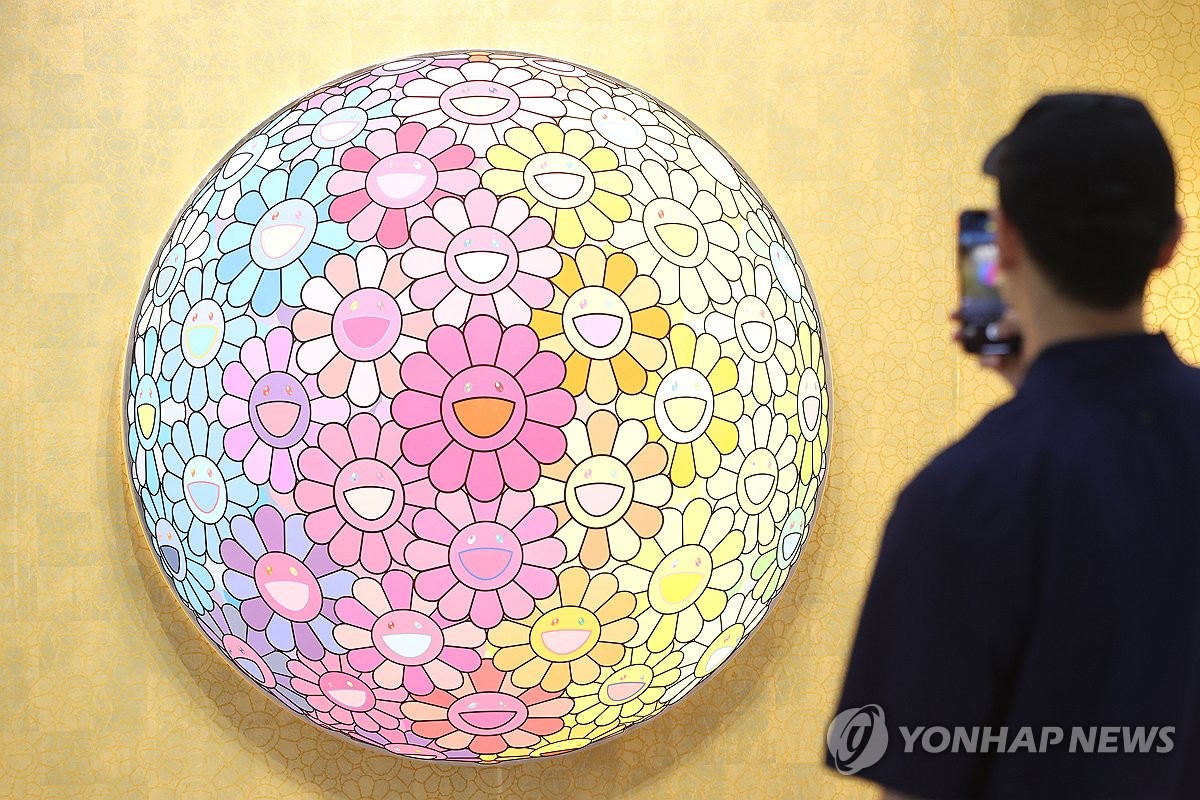 Seoul's dual art extravaganza under way, with strong initial sales