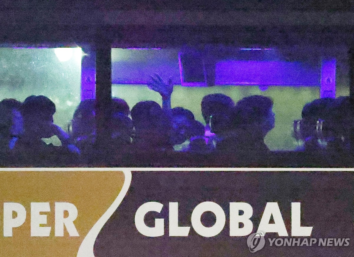 집으로 향하는 한국 근로자들
