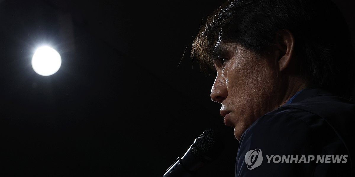 질문에 답하는 홍명보 축구대표팀 감독