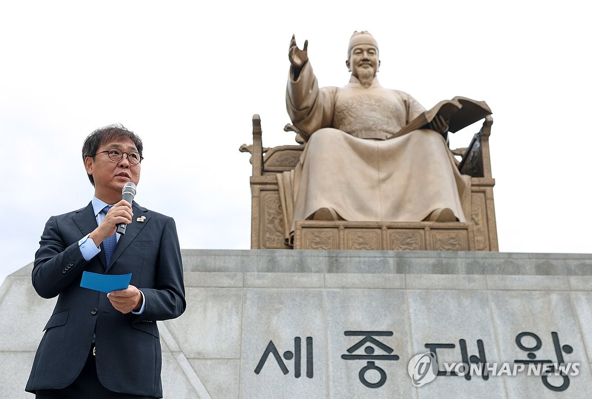 최휘영 문체부 장관, 한국-브라질 축구 평가전서 선수단 격려