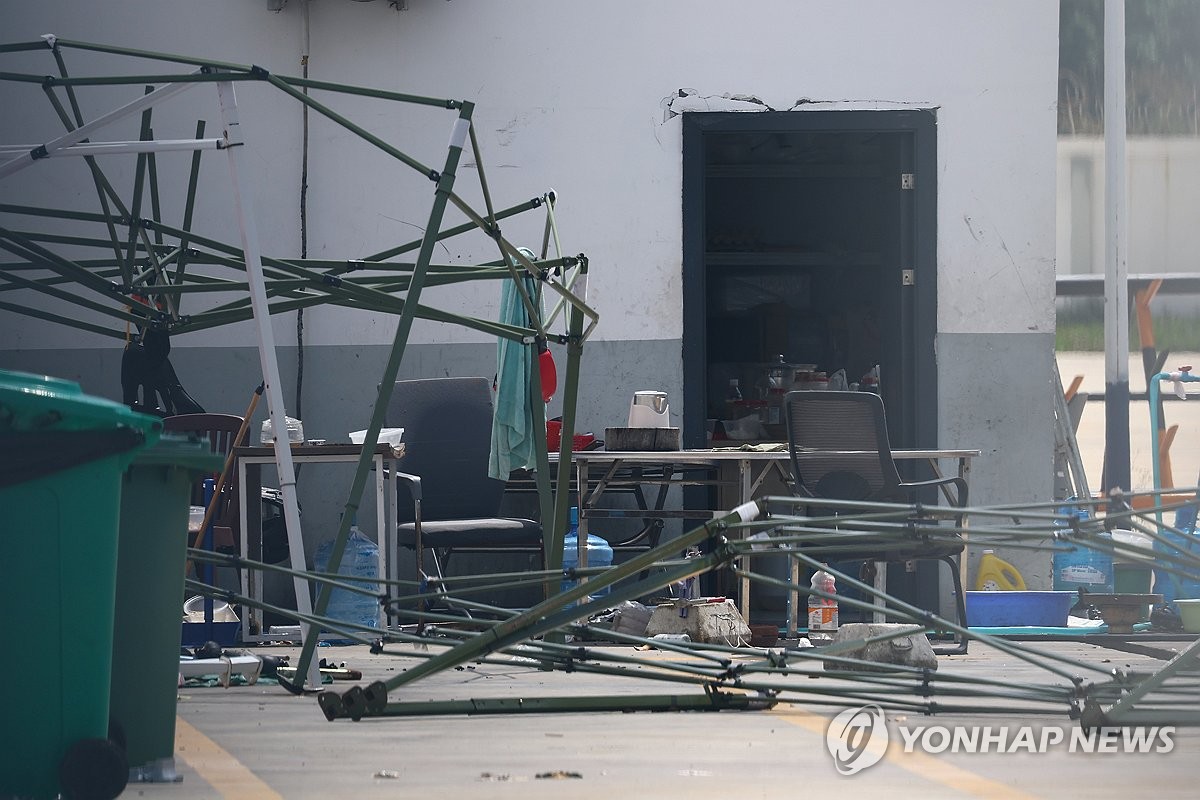 태자단지 내부에 방치된 집기류