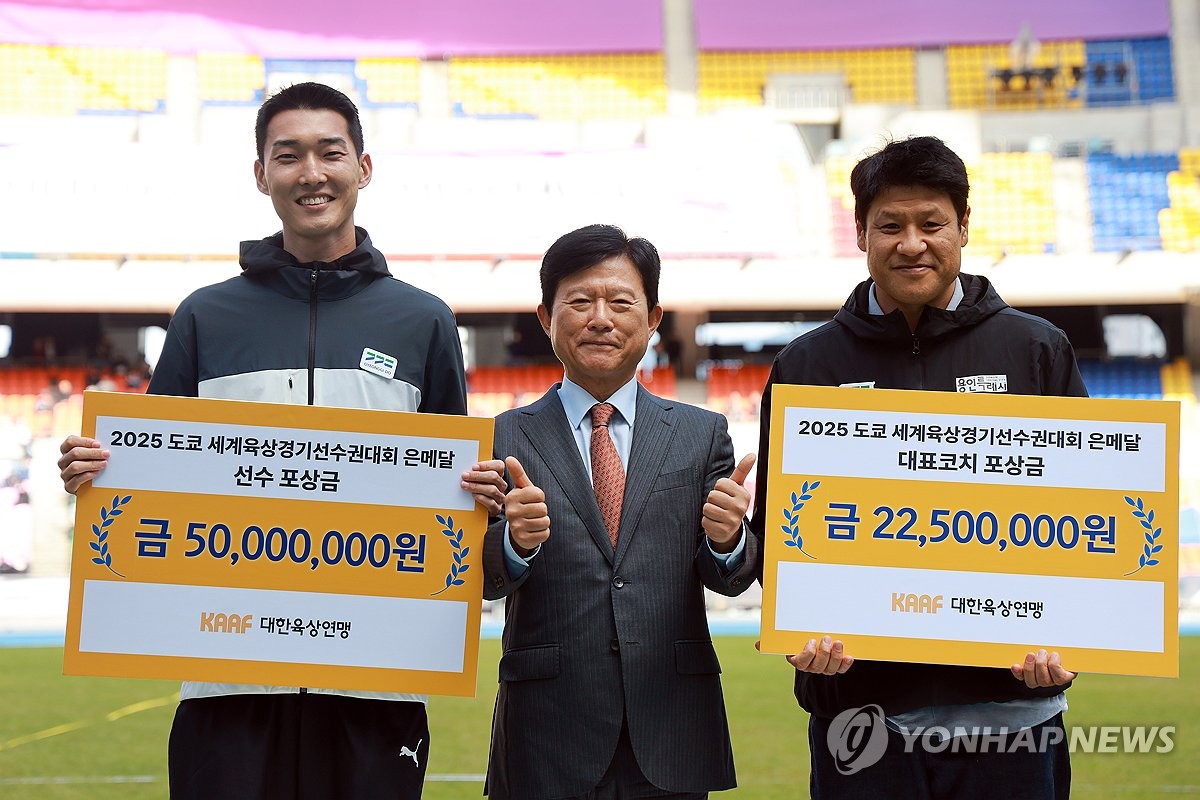 육상연맹, 세계선수권 銀 우상혁 포상…유망주 장학금도 지급