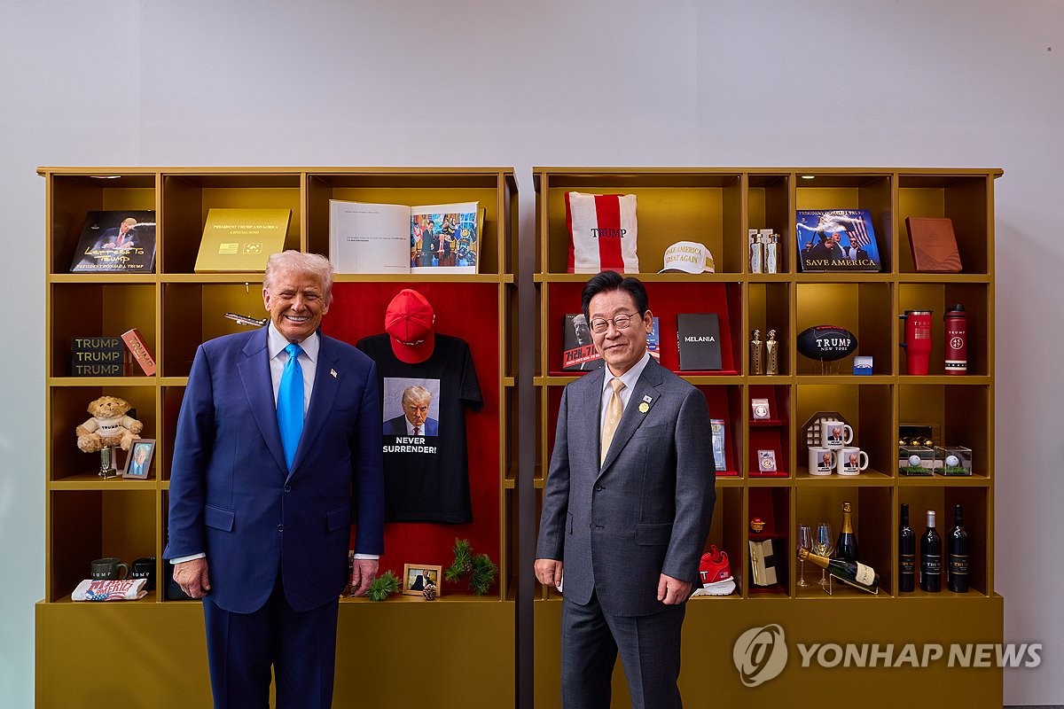 트럼프 굿즈 전시품과 한미 정상