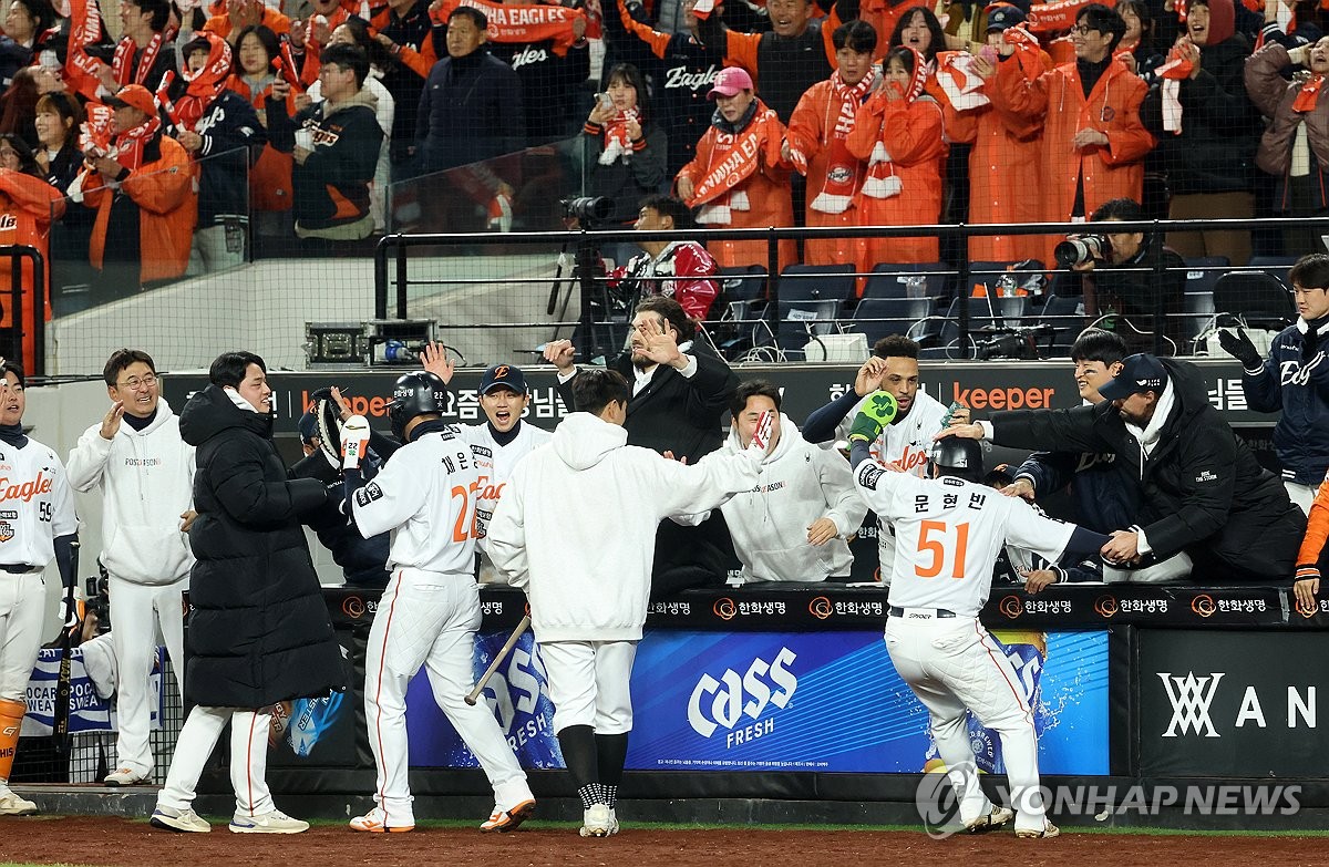 심우준 8회 역전 결승타 한화, LG에 한국시리즈 2패 뒤 반격 1승(종합)