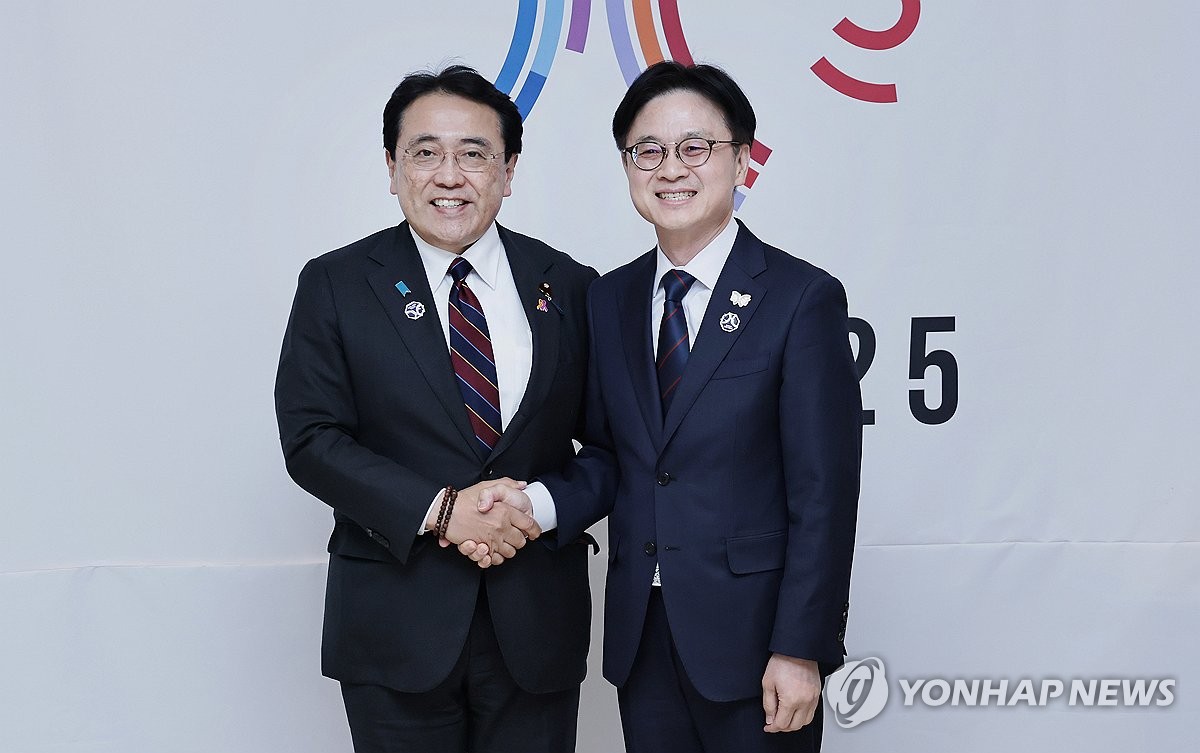 [APEC 2025] Industry minister discusses economic cooperation with Japan, Vietnam during APEC gathering