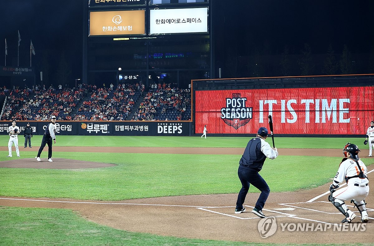 '한화 전설' 정민철-장종훈, 한국시리즈 5차전 시구·시타