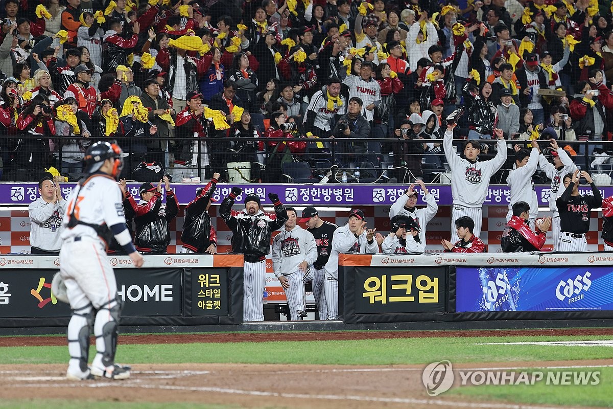 현장·프런트 신뢰가 만든 LG 통합우승…SSG 이율예 홈런 행운도