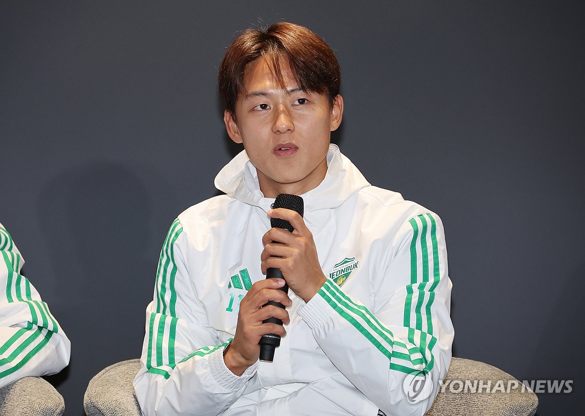 인터뷰하는 이승우